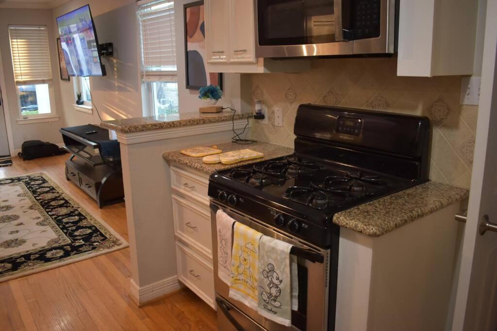 Townhouse Near Midtown Leilighet Houston Eksteriør bilde